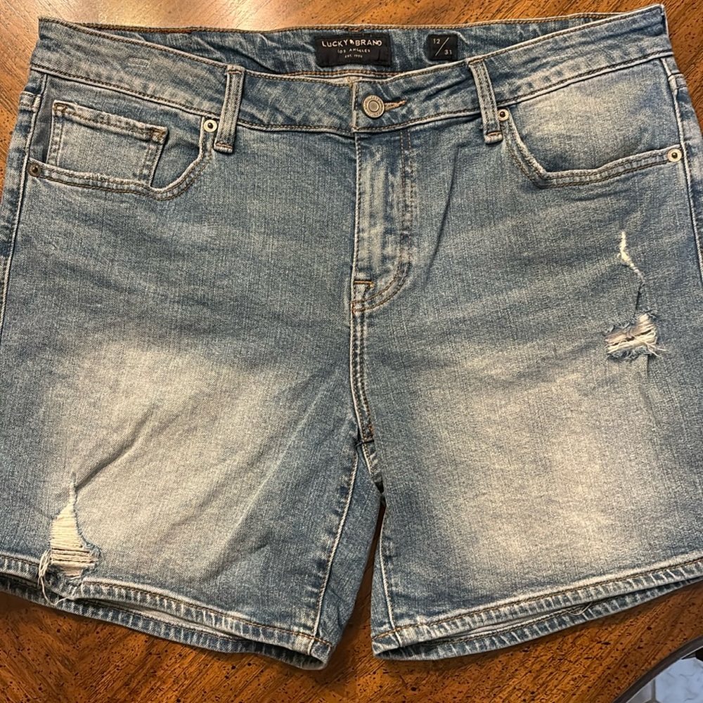 LUCKY BRAND SHORTS. WOMEN’S SIZE 12/31 DISTRESSED DENIM IN MEDIUM WASH.